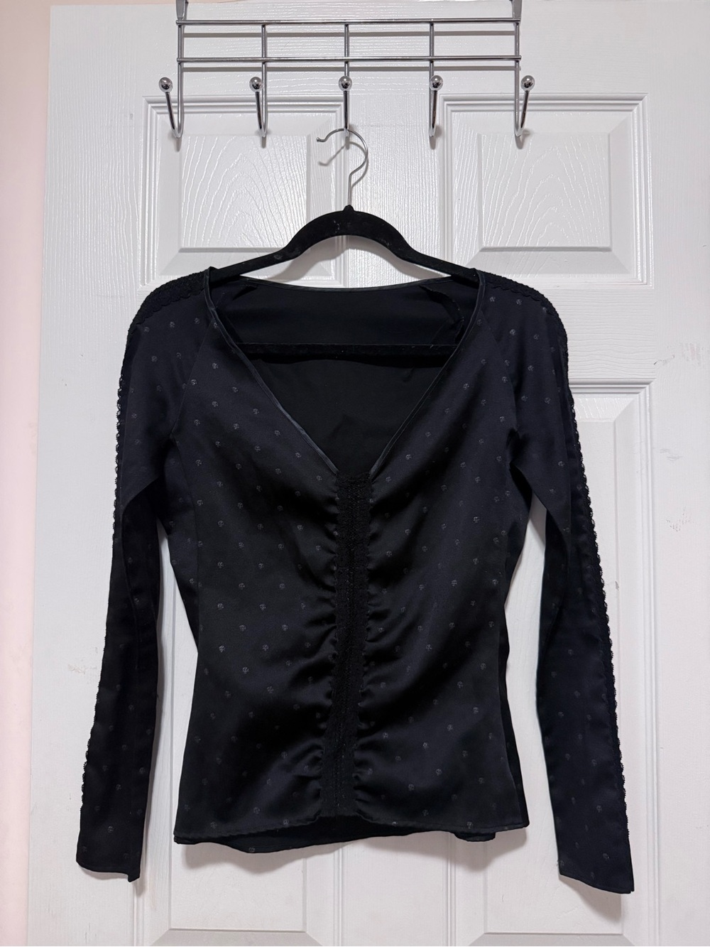 HYSTERIC GLAMOUR BLACK AND SILVER SKULL PATTERN V NECK LACE TOP